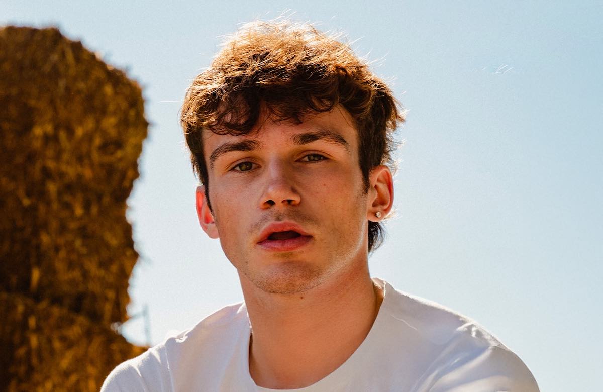 Principe con Mon Amour porta a Sanremo Giovani la bellezza delle cose semplici: “A vent’anni non bisogna correre. La leggerezza è rivoluzione. Sono più fragile di quanto pensassi. E va bene così” – Intervista Video Principe con Mon Amour porta a Sanremo Giovani la bellezza delle cose semplici: “A vent’anni non bisogna correre. La leggerezza è rivoluzione. Sono più fragile di quanto pensassi. E va bene così” – Intervista Video