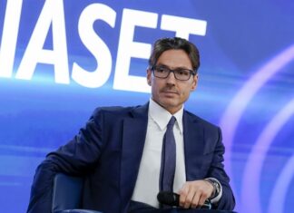 Pier Silvio Berlusconi in politica? Toni Capuozzo svela il retroscena: «Ha sorriso, credo si tenga aperte tutte le opzioni. Se scendesse in campo avrebbe un grande consenso» Pier-Silvio-Berlusconi-Mediaset