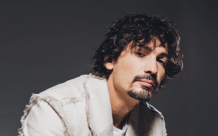 Pierdavide Carone il nuovo album è “CARONE”: “C’è un brano che quasi mi vergognavo a pubblicare. Grato a Maria De Filippi e ad Amici. Lucio Dalla? Ecco cosa ha fatto per me Sanremo” – Intervista Video Pierdavide Carone