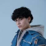 Sanremo Giovani 2025, intervista esclusiva a Senza Cri: “Ho sempre amato rompere gli schemi, vorrei aiutare gli altri a credere in se stessi. Il confronto tra Petit e Nicolò il più intenso” Senza Cri