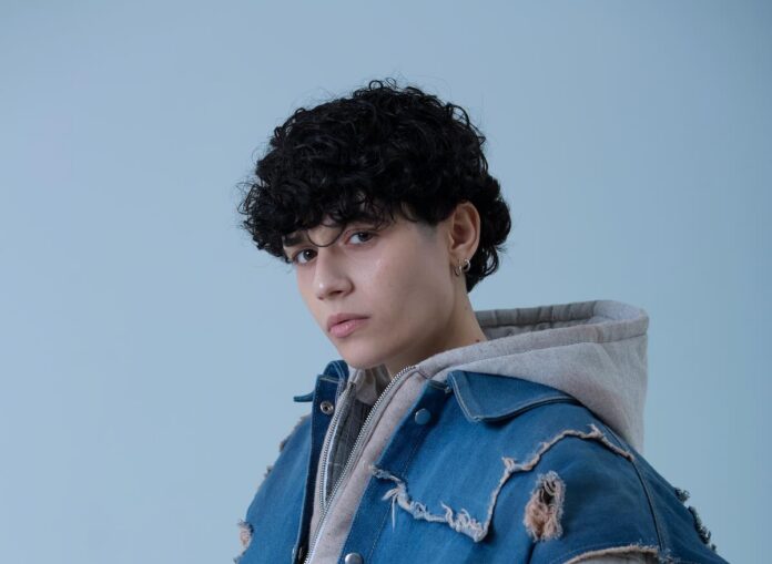 Sanremo Giovani 2025, intervista esclusiva a Senza Cri: “Il mio obiettivo è divertirmi. Maria De Filippi mi ha consigliato di non nascondermi e di tirare fuori la voce. Con Antonia nessuna competizione” Senza Cri