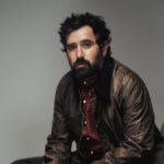 Tommaso Paradiso canta “I Romantici” – Il testo e il significato della canzone di Sanremo 2026 Tommaso Paradiso