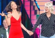 Tu si que vales 2025, gara lip sync: Maria De Filippi duetta con Elodie | Video Witty Tv Tu si que vales 2025