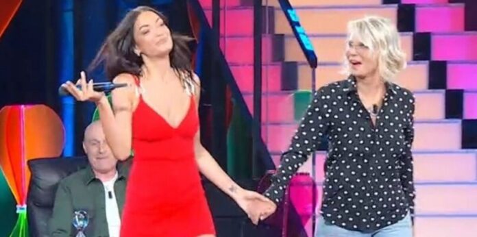 Tu si que vales 2025, gara lip sync: Maria De Filippi duetta con Elodie | Video Witty Tv Tu si que vales 2025