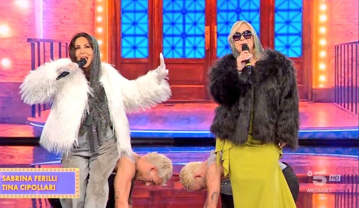 Tu si que vales 2025, Lip Sync Battle: Sabrina Ferilli e Tina Cipollari, esibizione iconica | Video Witty