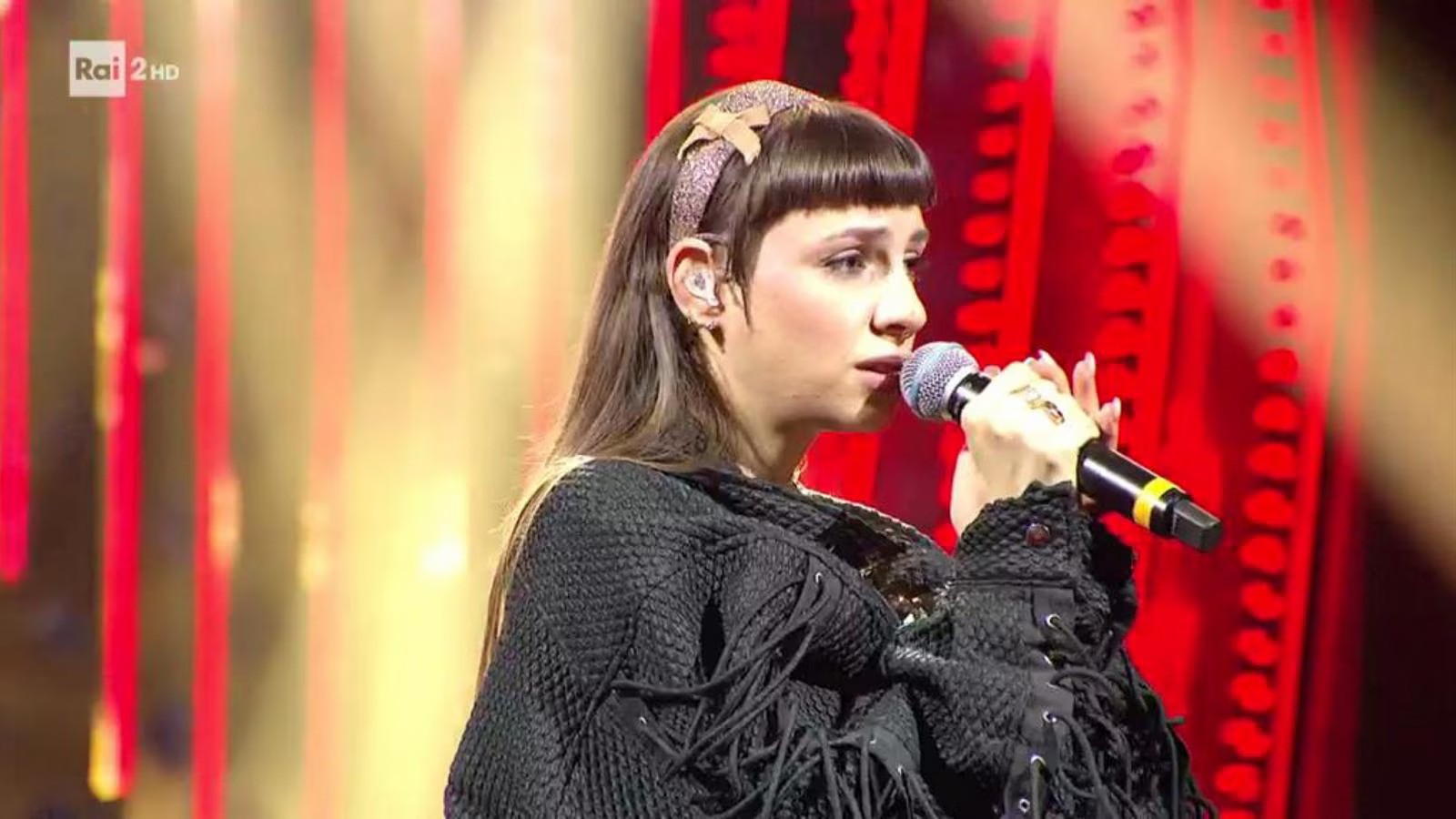 Sanremo Giovani 2025, intervista alla semifinalista Cmqmartina: “Orgogliosa che a vincere la prima puntata siano state tre donne. Il tatuaggio per mia madre? L’ho fatto per farla arrabbiare”