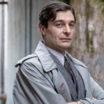 Ascolti tv lunedì 10 novembre 2025: Il Commissario Ricciardi 3 (21.2%), Grande Fratello (15%), Affari Tuoi (20%), La Ruota della Fortuna (23.8%) | Dati Auditel Il Commissario Ricciardi 3