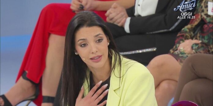 Uomini e Donne anticipazioni e news, diretta di oggi (4 dicembre 2025) in streaming, Trono Over e Classico – Video Witty TV Sara di Uomini e Donne