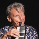 ZIOPOL fa rivivere le canzoni della Melevisione in un album: “I bambini oggi hanno bisogno di varietà sonora. Non si insegna più musica” ziopol suona strumento