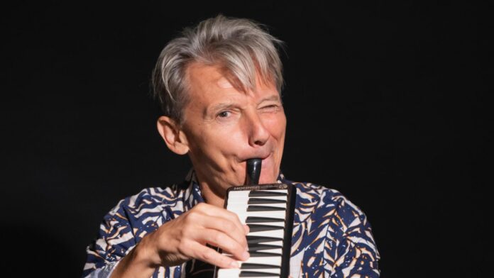 ZIOPOL fa rivivere le canzoni della Melevisione in un album: “I bambini oggi hanno bisogno di varietà sonora. Non si insegna più musica” ziopol suona strumento