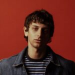 Albe si racconta, da Amici a “Baita” il suo primo album: “La mia vera baita oggi? Milano, il mio gatto e la mia fidanzata. Ora non ho più paura dei miei errori. La pausa arriverà, ma ora ho troppo da dire. Sanremo? Pochi wow, ma tanti amici sul palco” – Intervista Video ALBE