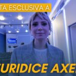 Tutta scena, intervista a Euridice Axen: “Mi sono allontanata dai social. Odio la competizione sul lavoro, l’umiltà una qualità importante anche nel mestiere dell’attore” Euridice Axen