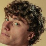 Sanremo Giovani 2025, intervista esclusiva a Seltsam: “Scusa mamma è nata quando ero a Milano lontano da casa. Tommaso Paradiso è il mio padrino artistico” Seltsam