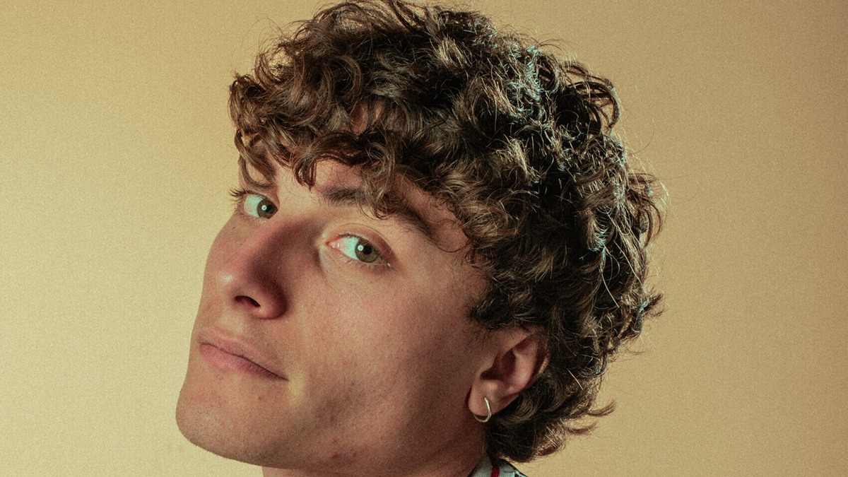 Sanremo Giovani 2025, intervista esclusiva a Seltsam: “Scusa mamma è nata quando vivevo a Milano lontano da mia madre. Tommaso Paradiso è il mio padrino artistico”