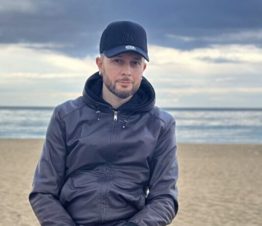 Intervista ad Andrea Petrucci che presenta ‘Luce nascosta’: “È un brano dedicato ai non vedenti. La musica è rinascita” andrea petrucci