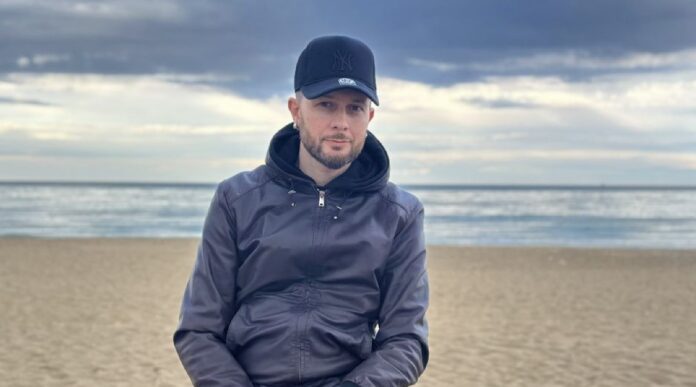 Intervista ad Andrea Petrucci che presenta ‘Luce nascosta’: “È un brano dedicato ai non vedenti. La musica è rinascita” andrea petrucci