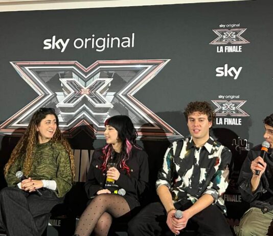 Intervista ai finalisti di X Factor 2025, la vincitrice Rob: “La perseveranza premia, era il terzo anno di fila che provavo a entrare. Sarebbe un onore cantare a Sanremo con Le Bambole di Pezza” finalisti x factor 2025 conferenza