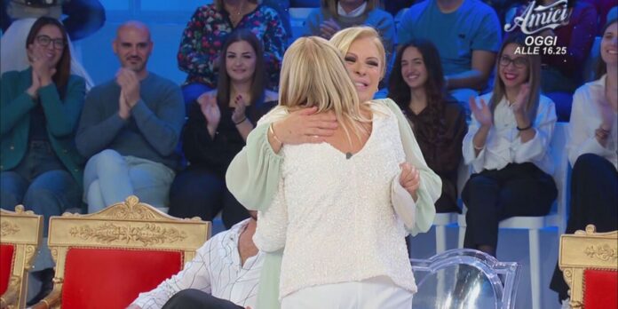 Uomini e Donne, lo storico abbraccio tra Tina e Gemma | Video Witty Tv Gemma e Tina a Uomini e Donne