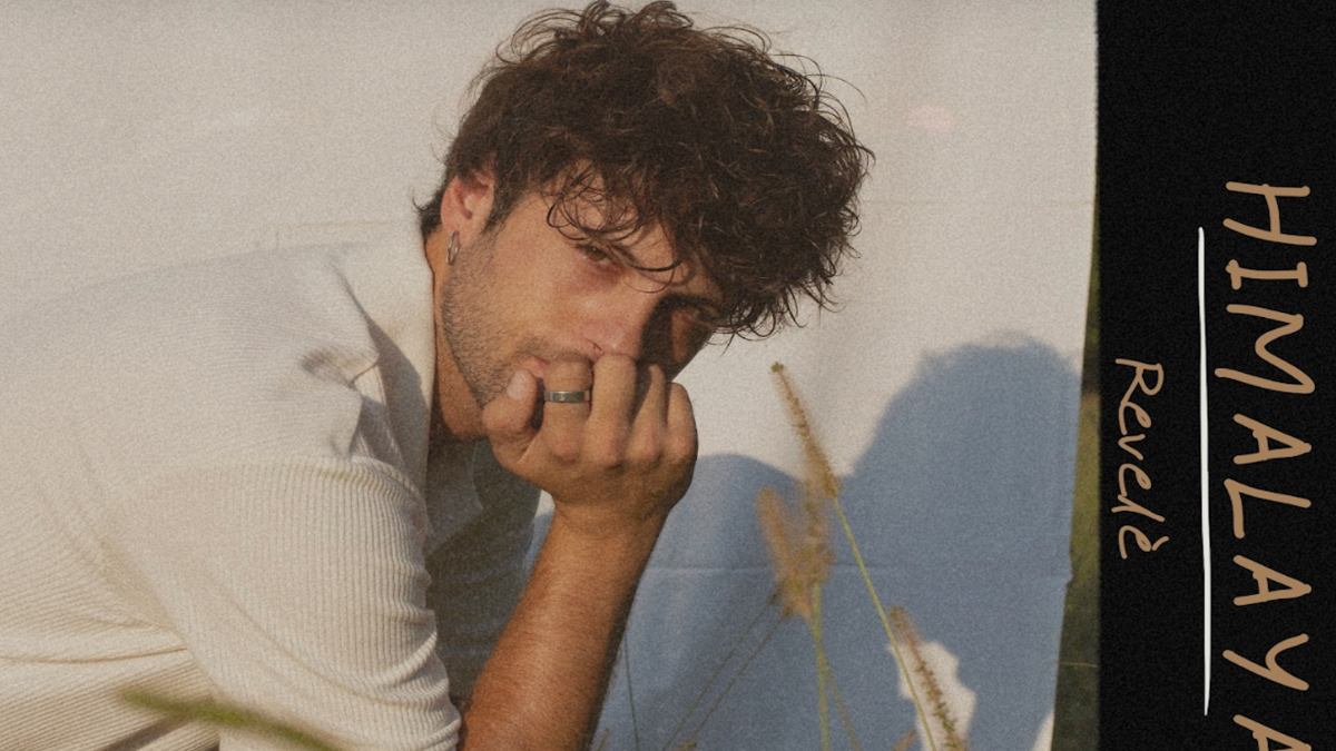 Revelè presenta il suo singolo Himalaya: “Dedicato a chi ha un sogno. Il mio è vivere di arte, fare concerti, esibirmi in Piazza del Plebiscito e a Sanremo” Revelè presenta il suo singolo Himalaya: “Dedicato a chi ha un sogno. Il mio è vivere di arte, fare concerti, esibirmi in Piazza del Plebiscito e a Sanremo”