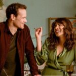 Ascolti tv lunedì 22 dicembre 2025: Love Again, Tre di troppo, Affari Tuoi, La Ruota della Fortuna | Dati Auditel Love Again, film