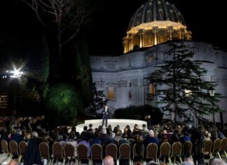 Ascolti tv 10 dicembre 2025: Roberto Benigni – “Pietro, un uomo nel vento” (24.4%), La notte nel cuore (15.1%), Affari Tuoi (22.2%), La Ruota della Fortuna (25.2%) | Dati Auditel Roberto Benigni - Pietro