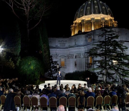 Ascolti tv 10 dicembre 2025: Roberto Benigni – “Pietro, un uomo nel vento” (24.4%), La notte nel cuore (15.1%), Affari Tuoi (22.2%), La Ruota della Fortuna (25.2%) | Dati Auditel Roberto Benigni - Pietro