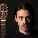 Nico Arezzo racconta l’album “Non c’è fretta”: “Rallentare non significa fermarsi. Anche più piano si arriva. Nessuno ci chiede di correre” – Intervista video Nico Arezzo