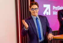 Pier Silvio Berlusconi, CEO di MFE-MEDIAFOREUROPE, ha salutato in inglese il top management del broadcaster tedesco “ProSiebenSat.1” – Video Mediaset Pier Silvio Berlusconi ha fatto visita a sorpresa nella sede di Prosiebensat.1