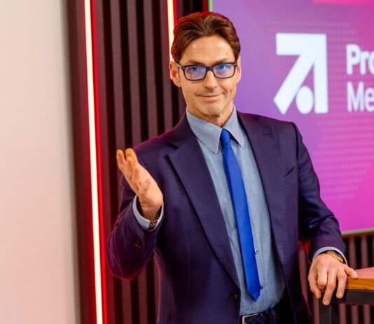 Amici 25, la venticinquesima edizione chiude col botto: Pier Silvio Berlusconi scrive a Maria De Filippi Pier Silvio Berlusconi ha fatto visita a sorpresa nella sede di Prosiebensat.1