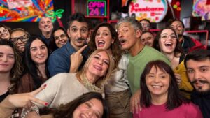 Fiorello difende Laura Pausini: «Le canzoni sono di tutti, una cover è un segno di stima»