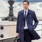 “Guerrieri – La regola dell’equilibrio”, intervista ad Alessandro Gassmann: “Interpretare un avvocato è stata una sfida complessa, mi sono affidato alle mie debolezze. In Italia confusione mediatica attorno al tema della giustizia” Alessandro Gassmann guerrieri