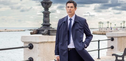 “Guerrieri – La regola dell’equilibrio”, intervista ad Alessandro Gassmann: “Interpretare un avvocato è stata una sfida complessa, mi sono affidato alle mie debolezze. In Italia confusione mediatica attorno al tema della giustizia” Alessandro Gassmann guerrieri