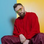 Festival di Sanremo 2026, intervista esclusiva a Dargen D’Amico: “Temo la rapidità con cui la tecnologia possa arrivare a influenzare il controllo delle azioni umane. Vinceranno Fedez e Masini” Dargen damico