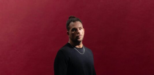 Enrico Nigiotti racconta “Maledetti Innamorati”: “I miei figli mi hanno dato più sensibilità. Sanremo? Un’epifania. Il duetto con Olly è l’inno alla nostra amicizia” – Intervista Video Enrico Nigiotti