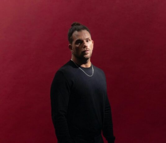 Enrico Nigiotti racconta “Maledetti Innamorati”: “I miei figli mi hanno dato più sensibilità. Sanremo? Un’epifania. Il duetto con Olly è l’inno alla nostra amicizia” – Intervista Video Enrico Nigiotti