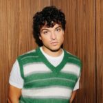 Leo Gassmann a Sanremo 2026 con ‘Naturale’: “La musica dovrebbe essere dialogo, non muri. Non amo i featuring a tavolino. ‘Vita vera paradiso’ è il mio disco più sincero. Mi piacerebbe recitare con papà” – Video Leo gassmann