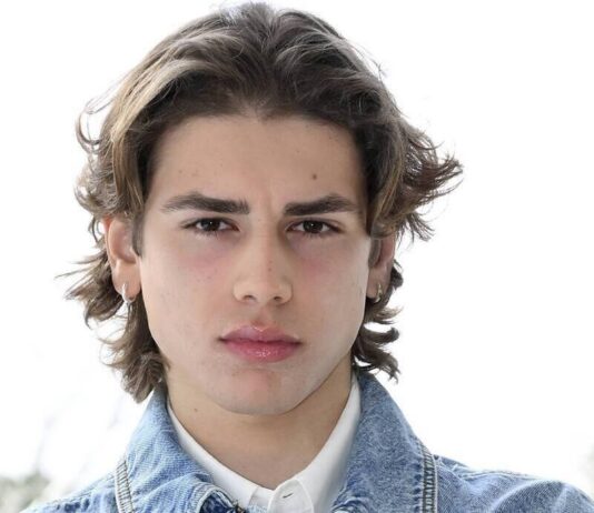 “Mare Fuori 6”, intervista esclusiva a Manuele Velo: “Tommaso continuerà ad avere un senso di colpa, tra lui e Rosa ci saranno sviluppi. Non ho vissuto bene l’ondata di popolarità, non sono uscito di casa per un mese e mezzo” Manuele-Velo