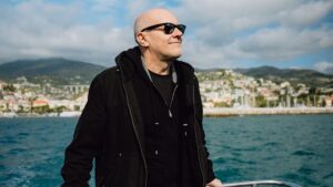 Max Pezzali sulla Costa Toscana: Party Boat, nuove date a Milano e spoiler sulla serie degli 883
