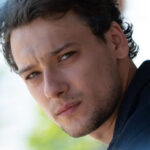 “Mare Fuori 6”, intervista a Romano Reggiani: “Il nuovo direttore avrà difficoltà nel dirigere l’IPM. Mi sono rivisto molto in questo personaggio” Romano Reggiani