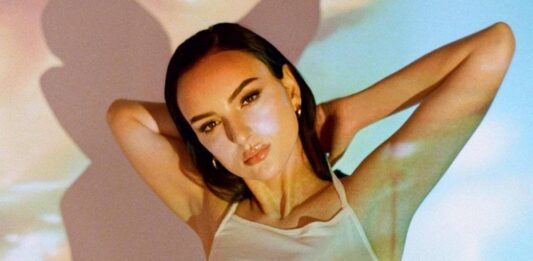 Festival di Sanremo 2026, intervista esclusiva ad Arisa: “Non penso alla vittoria, preferisco non avere aspettative. La tv mi ha permesso di farmi conoscere davvero. Se fossi direttore artistico, mi impegnerei personalmente a cercare le migliori canzoni scritte da autrici donne” Arisa