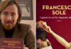 Intervista a Francesco Sole sul nuovo romanzo ‘I giorni in cui ho imparato ad amare’: “È una storia su come diventare la persona giusta. Ormai non guardiamo più negli occhi” intervista francesco sole nuovo romanzo i giorni in cui ho imparato ad amare