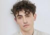 Michele Bravi presenta il suo album “Commedia Musicale”: “Questo è il mio disco più divisivo. Diventare genitori non è facile. Caso Papa e Trump? Mi dispiace è un’occasione persa” michele bravi