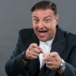 Intervista a Claudio Lauretta, imitatore di Gerry Scotti: “Stefano De Martino sa creare un forte spirito di squadra. Parteciperei a Pechino Express” Claudio Lauretta