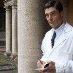 “Le libere donne”, intervista a Lino Guanciale: “Mi sento legato al personaggio di Mario Tobino. Il disagio mentale va affrontato con lucidità e senza tabù” Lino-Guanciale