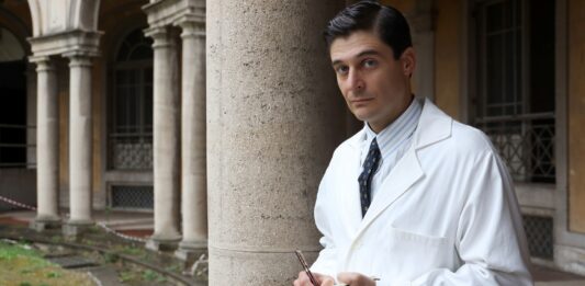 “Le libere donne”, intervista a Lino Guanciale: “Mi sento legato al personaggio di Mario Tobino. Il disagio mentale va affrontato con lucidità e senza tabù” Lino-Guanciale