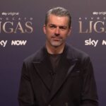 Luca Argentero presenta “Avvocato Ligas”: “La causa impossibile? Difendere la pace. Il primo amore non si scorda mai: il camice di Doc lo porto sempre con affetto” – Intervista Video Luca Argentero avvocato ligas sky