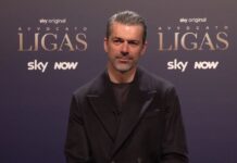 Luca Argentero presenta “Avvocato Ligas”: “La causa impossibile? Difendere la pace. Il primo amore non si scorda mai: il camice di Doc lo porto sempre con affetto” – Intervista Video Luca Argentero avvocato ligas sky
