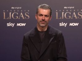 Luca Argentero presenta “Avvocato Ligas”: “La causa impossibile? Difendere la pace. Il primo amore non si scorda mai: il camice di Doc lo porto sempre con affetto” – Intervista Video Luca Argentero avvocato ligas sky