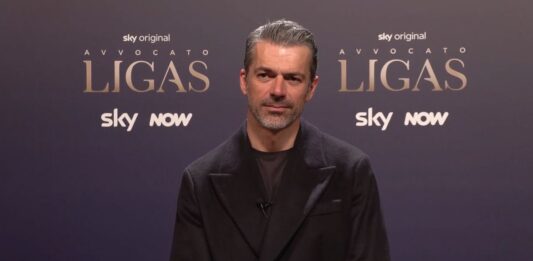 Luca Argentero presenta “Avvocato Ligas”: “La causa impossibile? Difendere la pace. Il primo amore non si scorda mai: il camice di Doc lo porto sempre con affetto” – Intervista Video Luca Argentero avvocato ligas sky