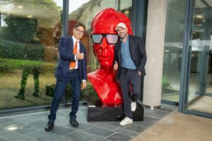 Pier Silvio Berlusconi incontra Checco Zalone in Mediaset: celebrazione per il successo di “Buen Camino” e nuovi progetti in arrivo